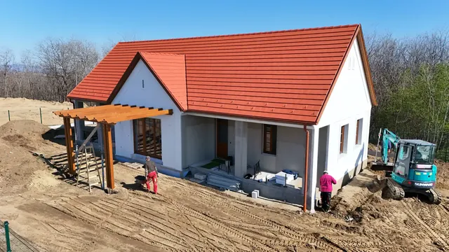 Épülő családi ház piros tetővel, légi felvétel
