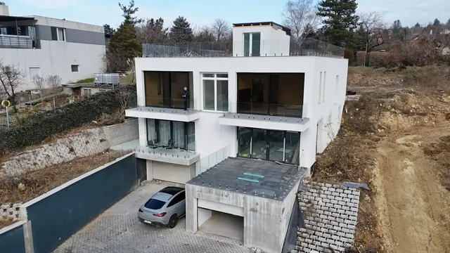 Modern, fehér családi ház garázzsal, drónfelvétel