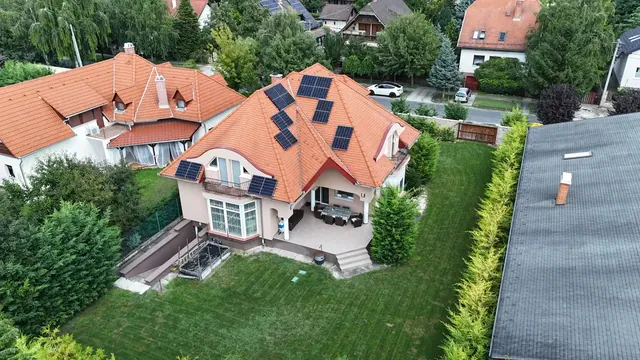 Napelemes családi ház madártávlatból