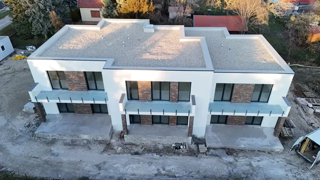 Épülő modern ikerház, drónfelvétel