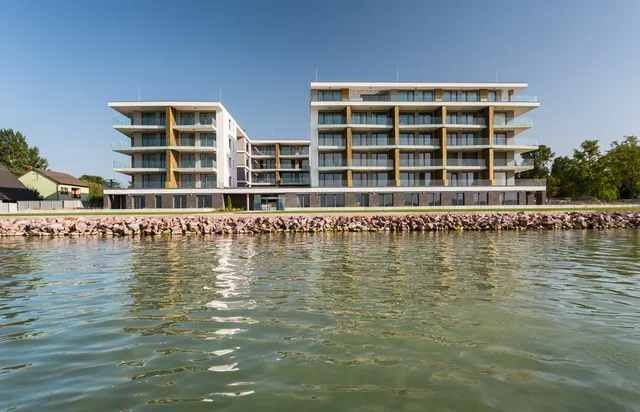 Vízparti apartmanház a víz felől fotózva