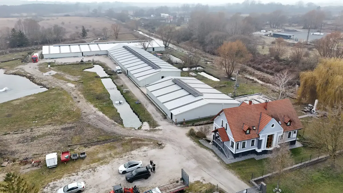 Drónfelvétel egy családi házról és a telekről